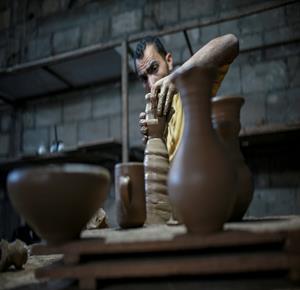 حرفيون يعودون لصناعة الفخار يدويا لاستخدامه في الأدوات المنزلية وموائد الطعام في غزة